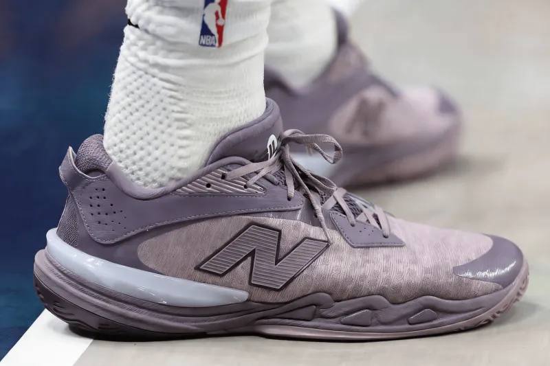 开云体育下载-弗拉格穿着Hesi Low v2，得到26分10篮板8助攻3抢断