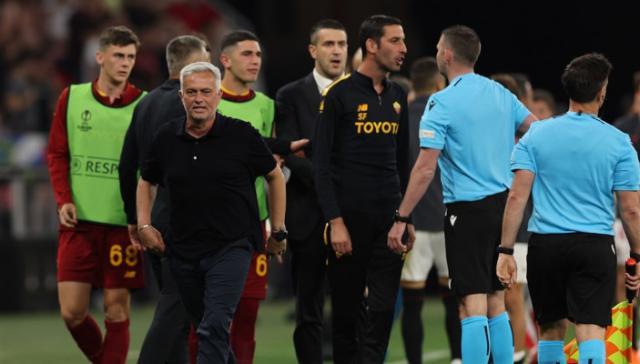 Jose-Mourinho-Anthony-Taylor-Roma-Sevilla-Europa-League.jpg