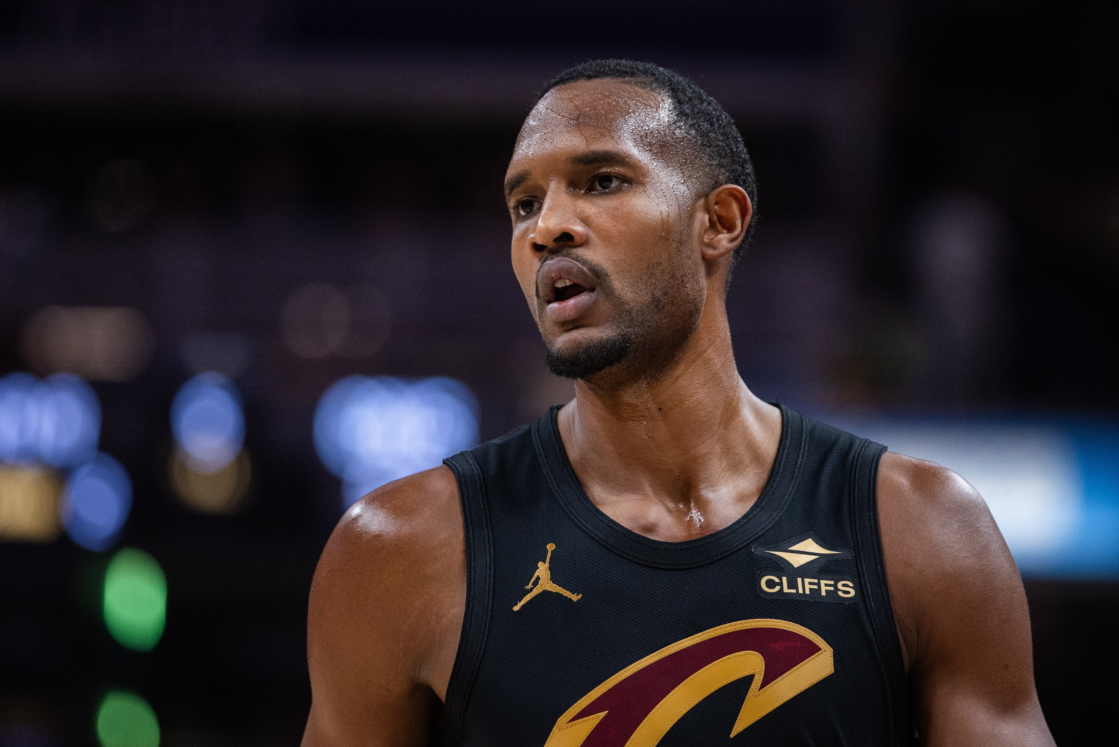 开云-先发制人！莫布里勾手打中 骑士开场2分钟9-0打停国王